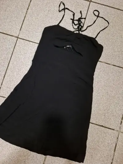 Vestido negro corto Bershka con tirantes - miniatura 1