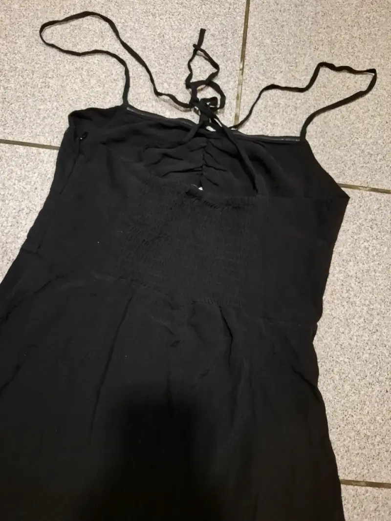 Vestido negro corto Bershka con tirantes - 3