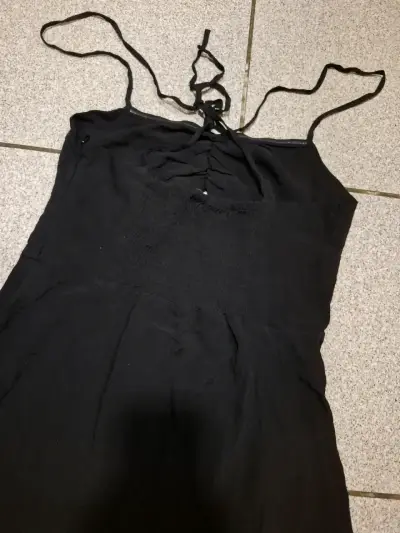 Vestido negro corto Bershka con tirantes - miniatura 3
