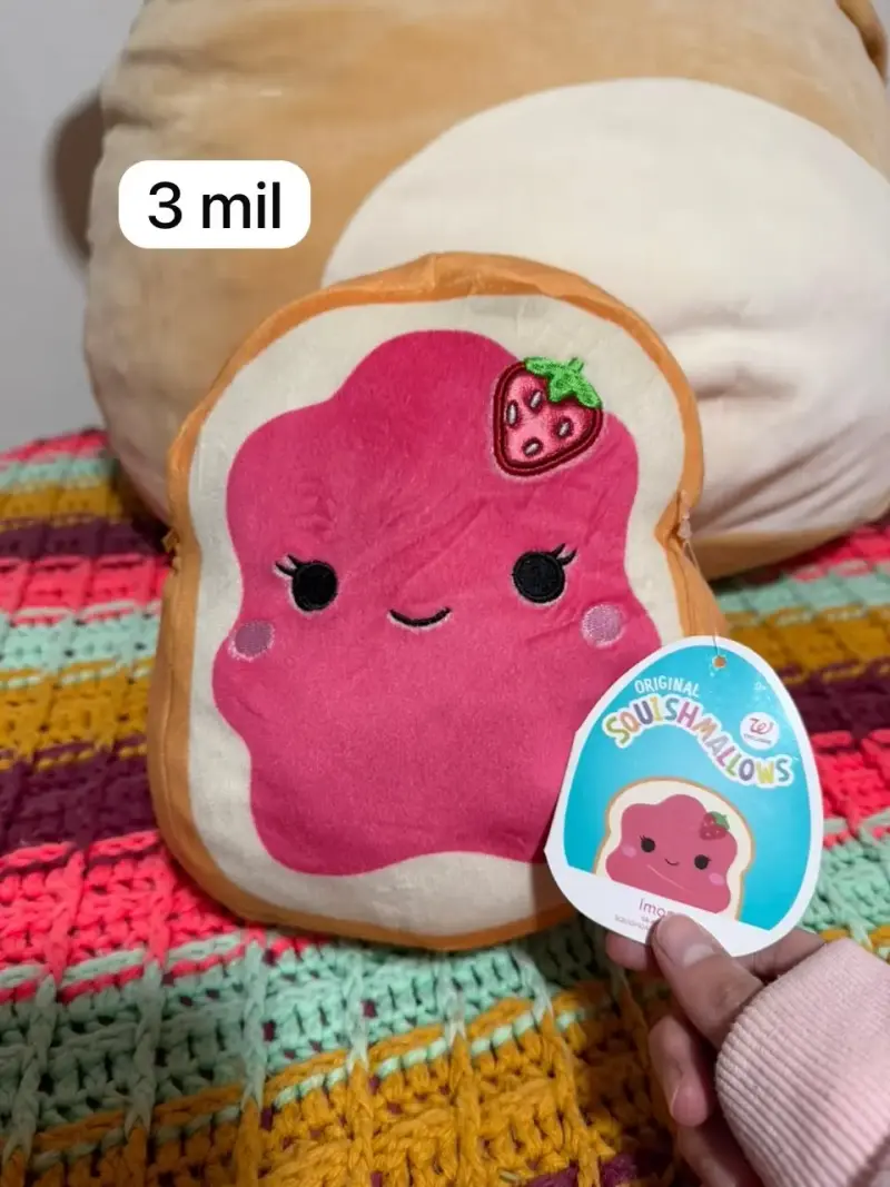 Squishmallows de fresa con etiqueta