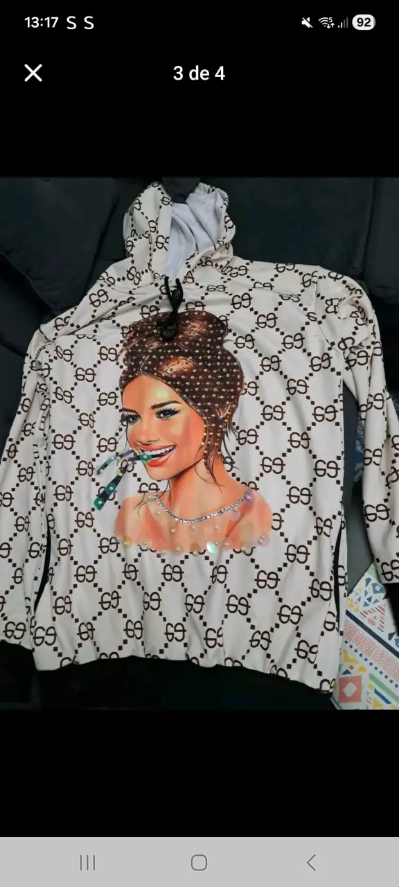 Polerón con diseño gráfico de mujer y labios