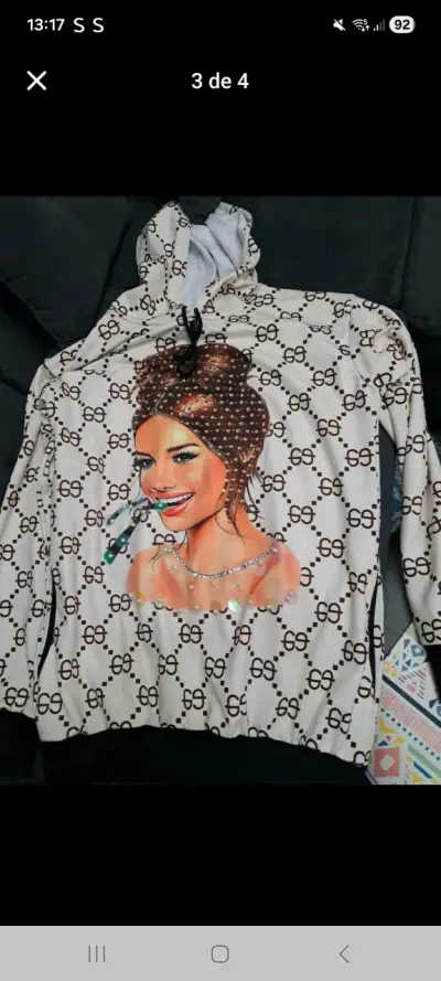 Polerón con diseño gráfico de mujer y labios - miniatura 1