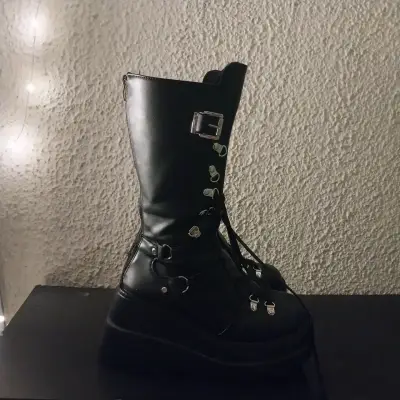 Botas negras de plataforma con hebillas metálicas - miniatura 1