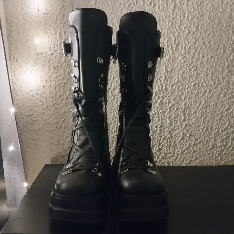 Botas negras de plataforma con hebillas metálicas - 2