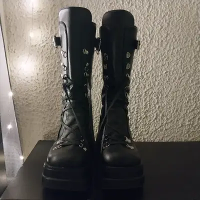 Botas negras de plataforma con hebillas metálicas - miniatura 2