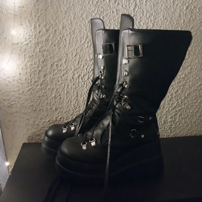Botas negras de plataforma con hebillas metálicas - 3