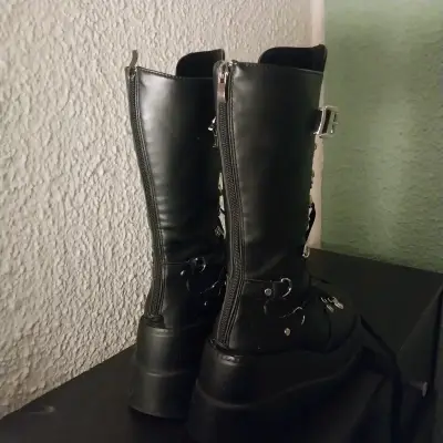 Botas negras de plataforma con hebillas metálicas - miniatura 4