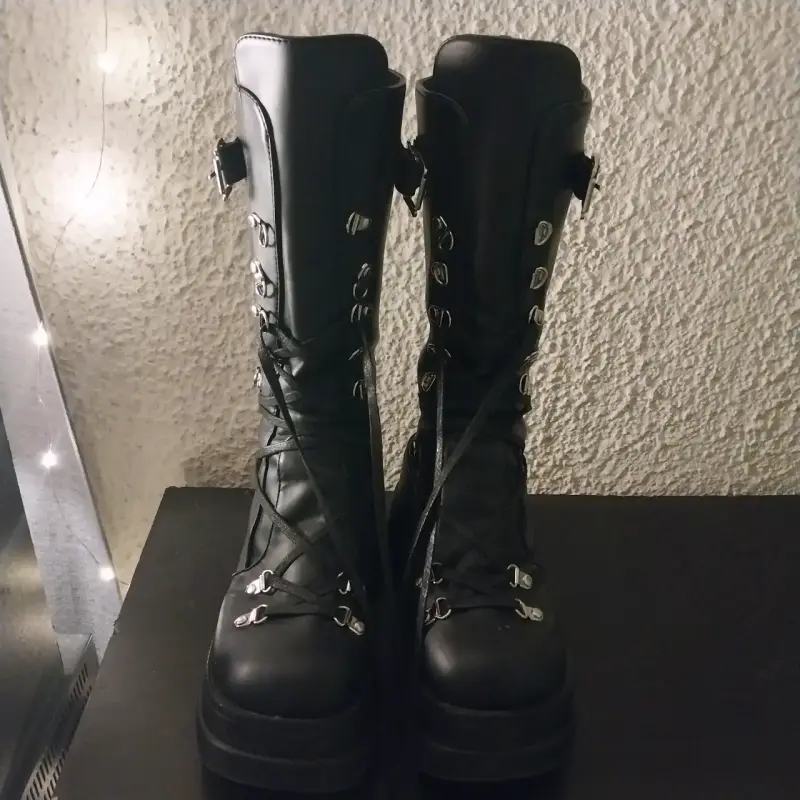 Botas negras de plataforma con hebillas metálicas - 5