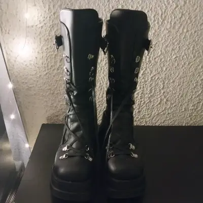 Botas negras de plataforma con hebillas metálicas - miniatura 5