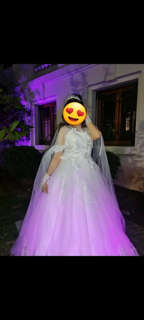 Vestido de novia blanco con encaje y velo - 1