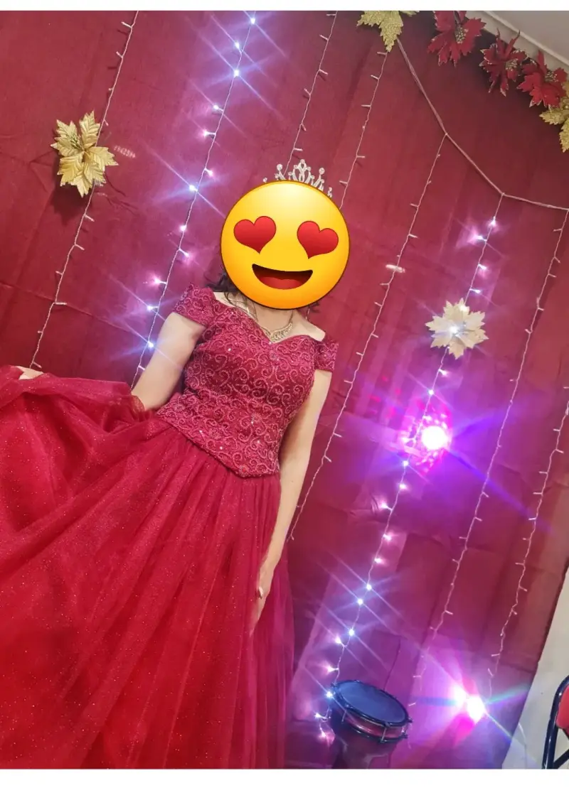 Vestido de novia blanco con encaje y velo - 2