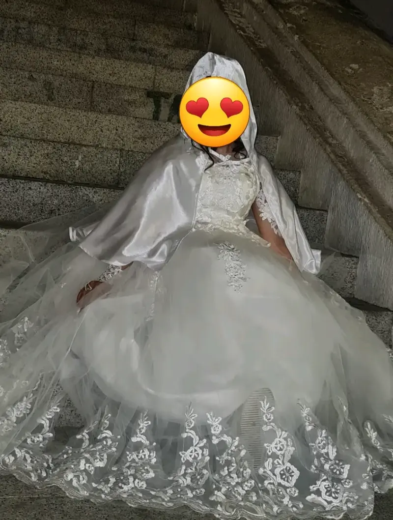 Vestido de novia blanco con encaje y velo - 3