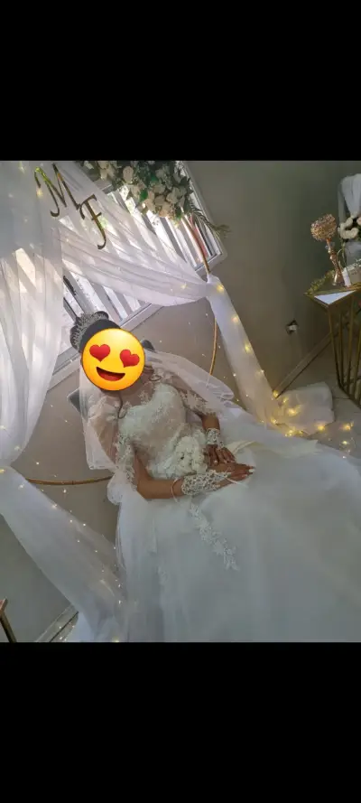 Vestido de novia blanco con encaje y velo - miniatura 4