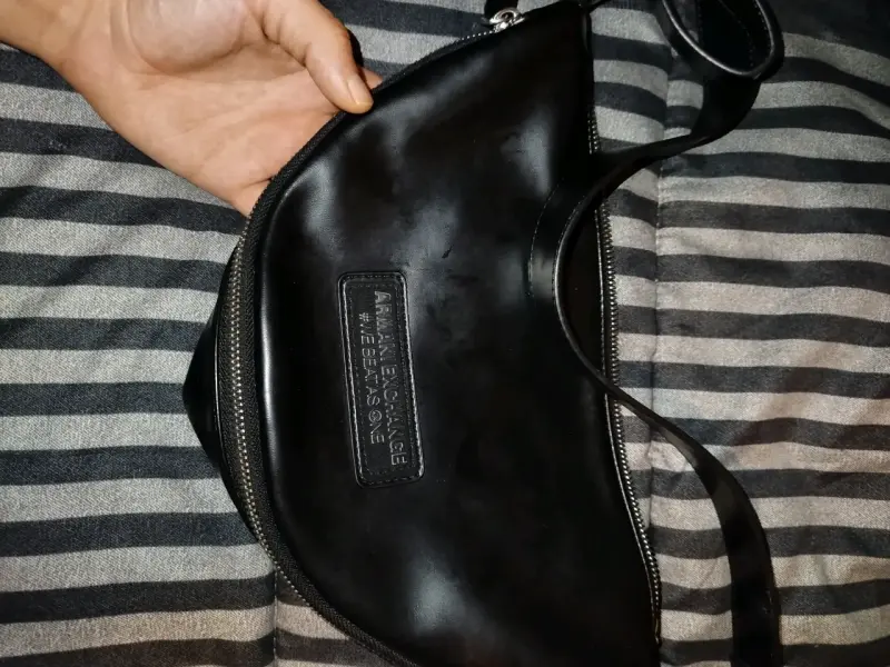 Riñonera negra Armani Exchange en buen estado - 1