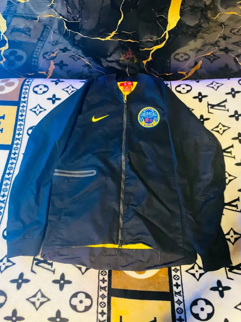 Chaqueta Nike NBA negra con logo
