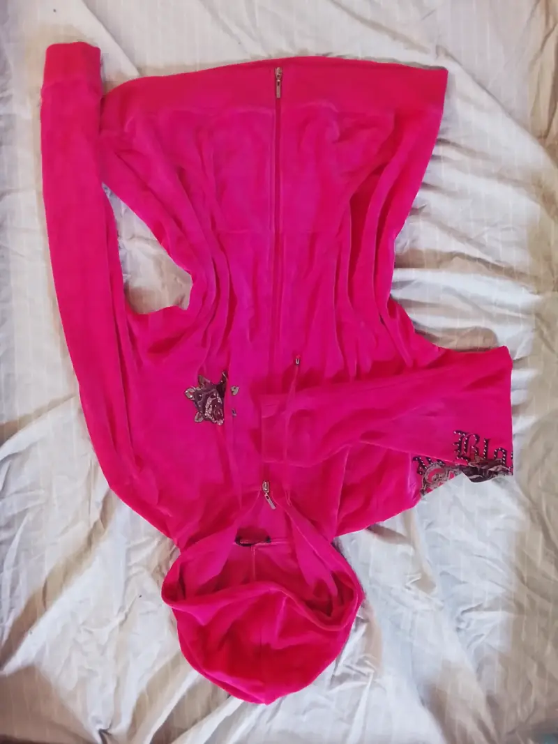 Polerón con capucha fucsia y diseño floral - 2