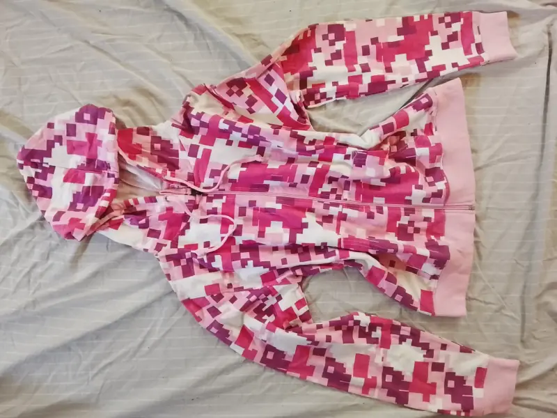 Polerón con capucha estampado pixelado rosa