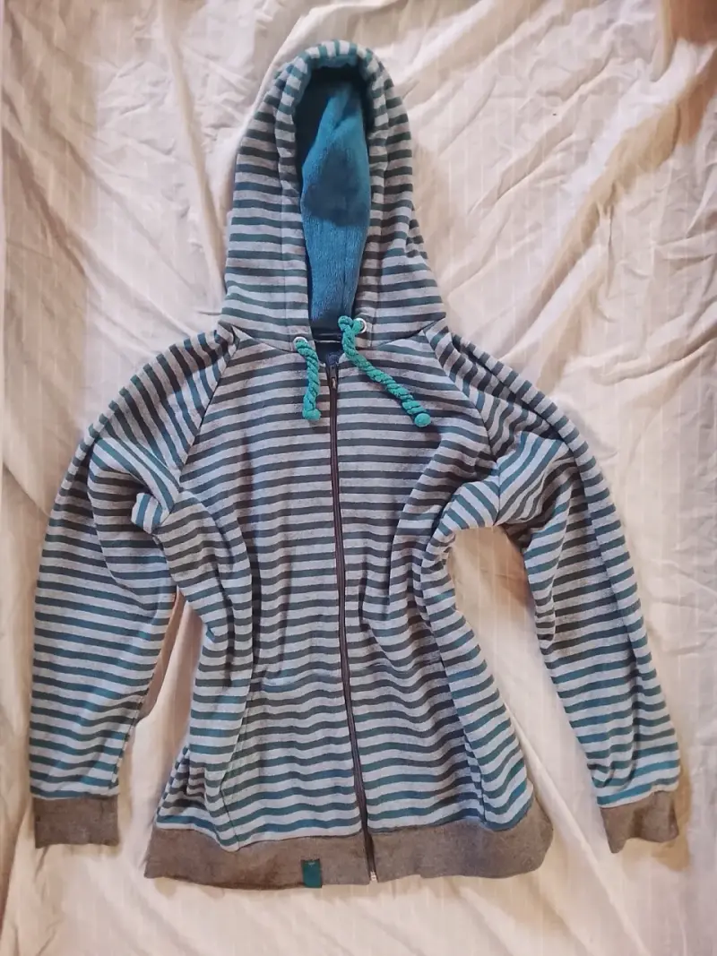 Polerón con capucha a rayas azul y gris