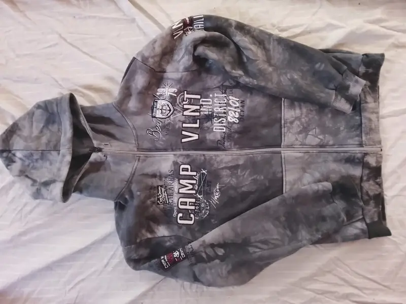 Polerón con capucha estilo tie-dye gris