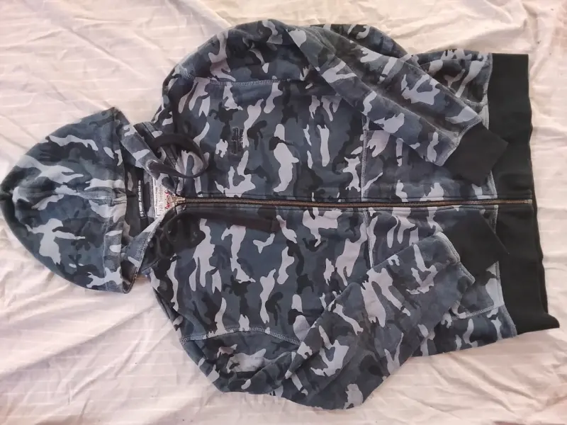 Polerón camuflado con capucha para hombre