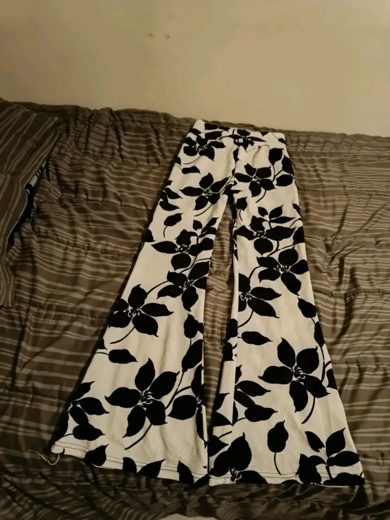Calzas acampanadas con estampado floral negro