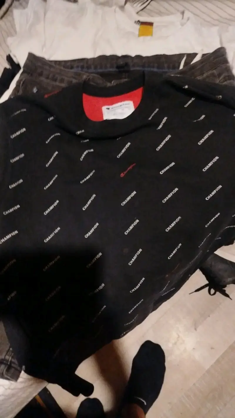 Polerón negro Champion con logo repetido