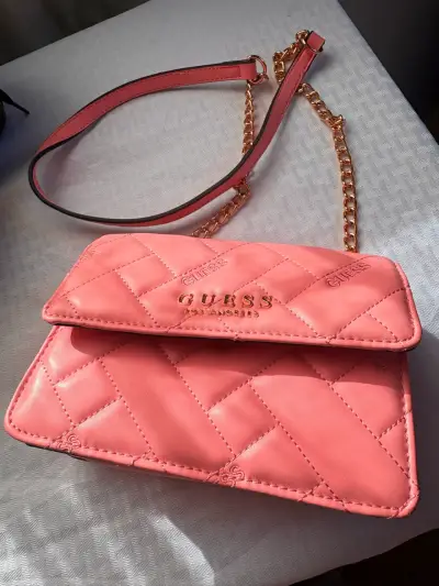 Cartera Guess rosa con cadena dorada - miniatura 1