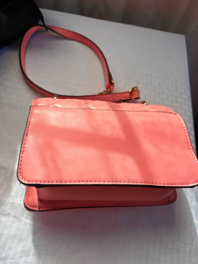Cartera Guess rosa con cadena dorada - 3