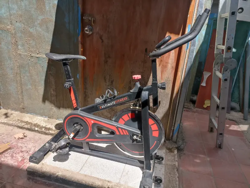Bicicleta estática Ultimate Fitness para ejercicio - 1