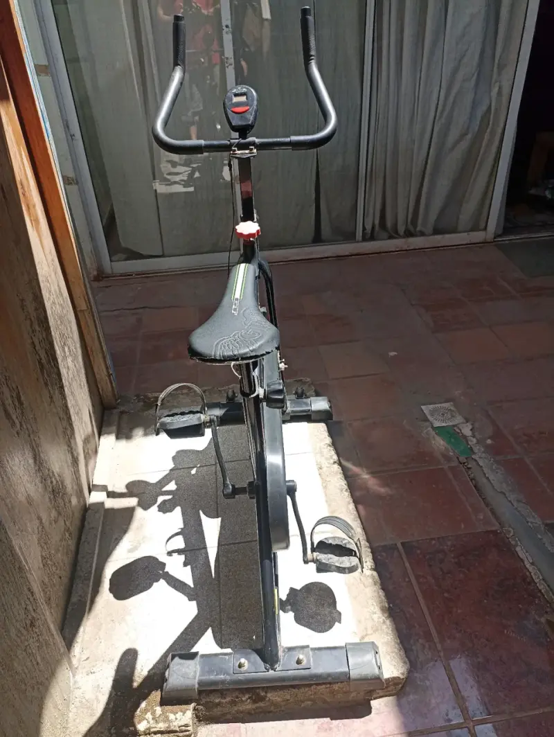 Bicicleta estática Ultimate Fitness para ejercicio - 2