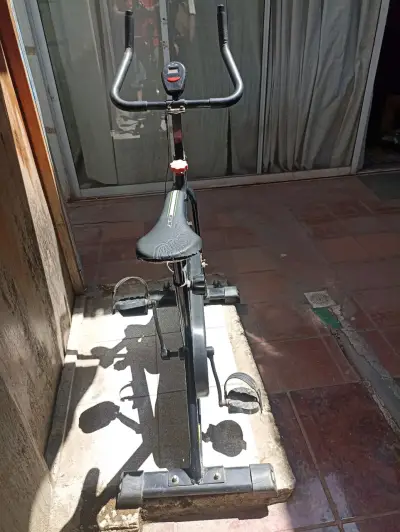 Bicicleta estática Ultimate Fitness para ejercicio - miniatura 2