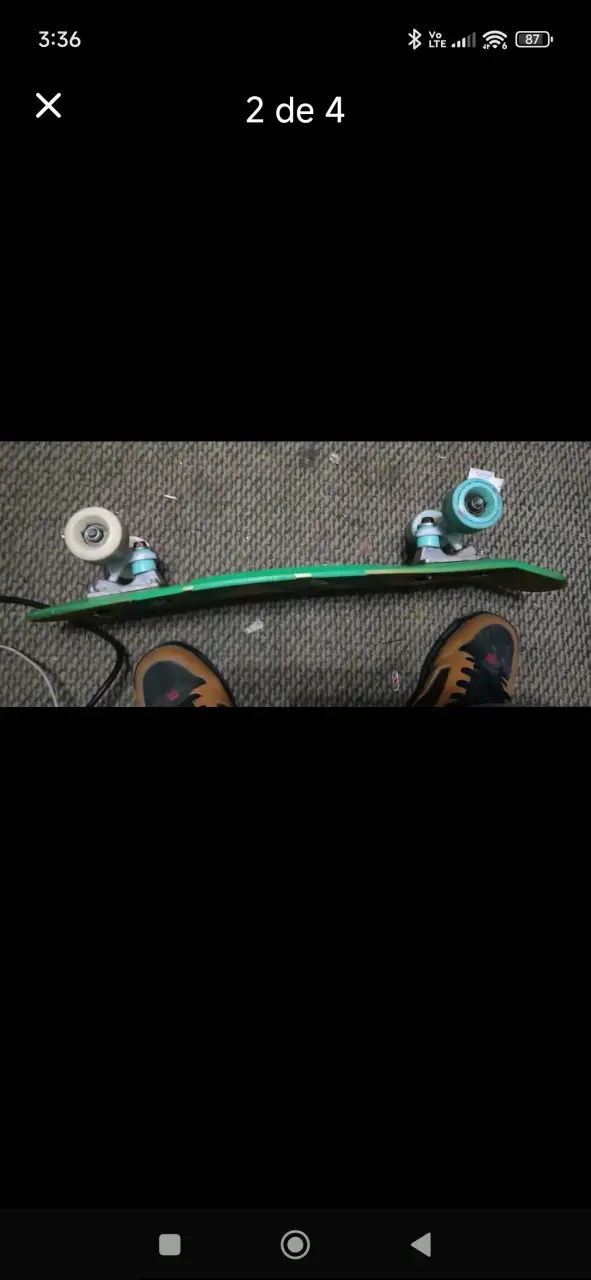 Skateboard verde y dorado con ruedas azules - 2