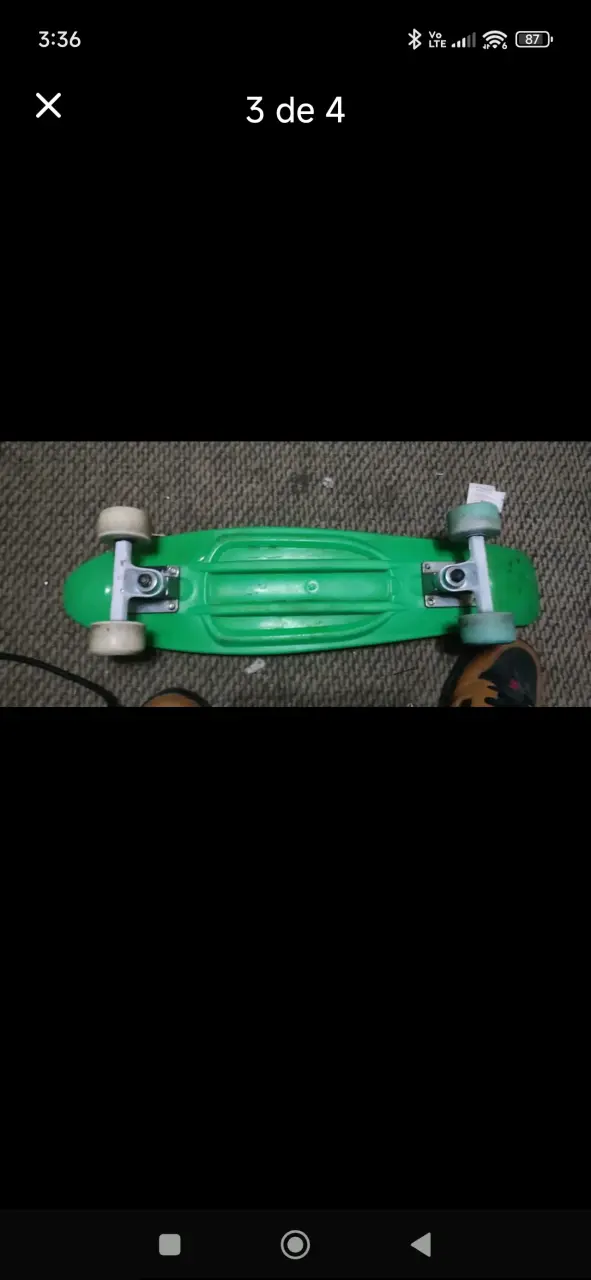 Skateboard verde y dorado con ruedas azules - 3