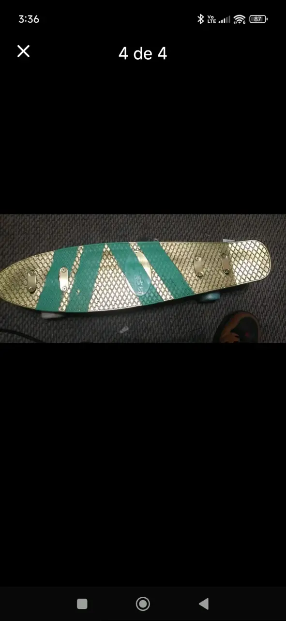 Skateboard verde y dorado con ruedas azules - 4