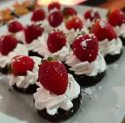 Bandeja de Mini Postres y Canapés Variados - miniatura 1