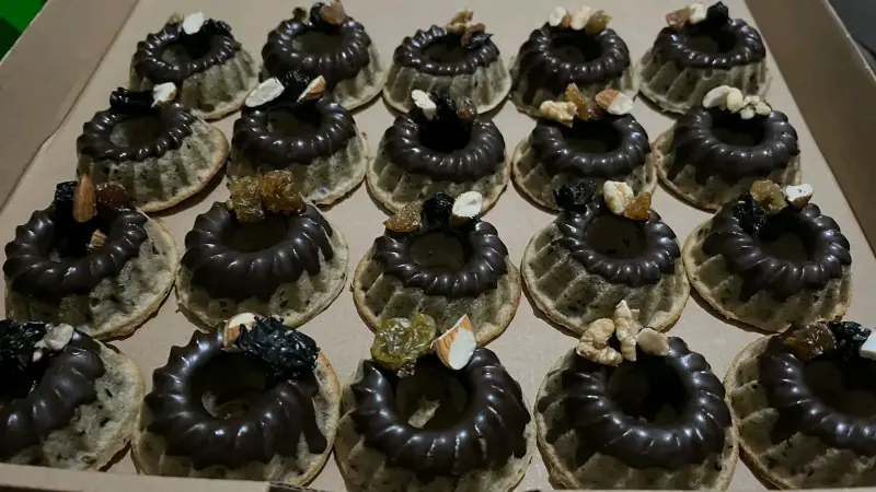 Bandeja de Mini Postres y Canapés Variados - 2