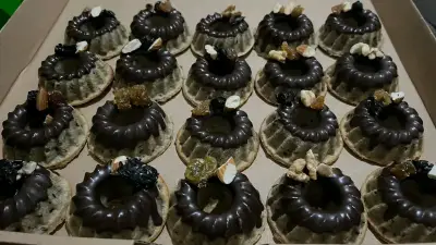 Bandeja de Mini Postres y Canapés Variados - miniatura 2