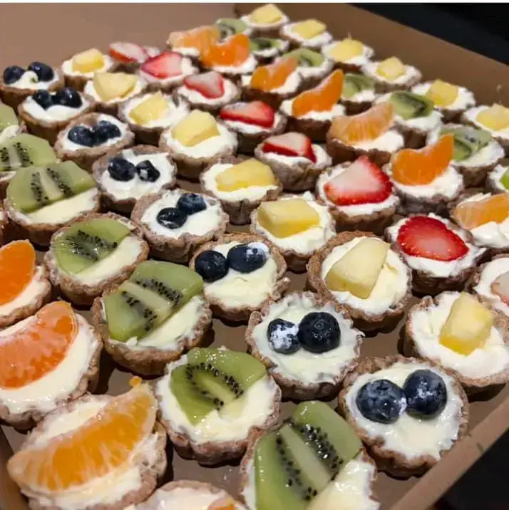 Bandeja de Mini Postres y Canapés Variados - 3