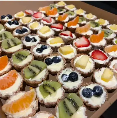 Bandeja de Mini Postres y Canapés Variados - miniatura 3