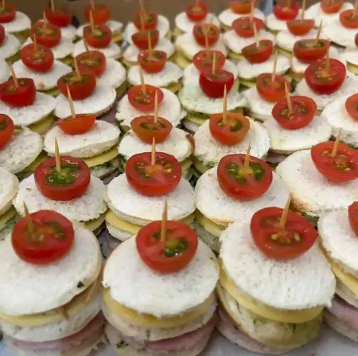 Bandeja de Mini Postres y Canapés Variados - 4