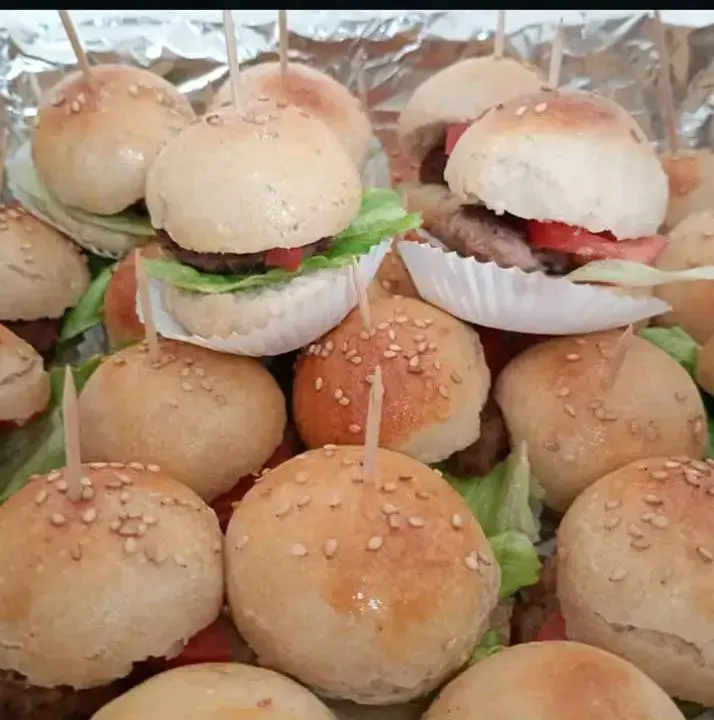 Bandeja de Mini Postres y Canapés Variados - 5