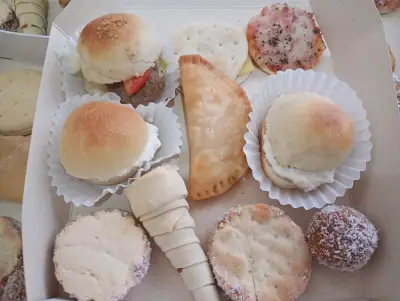 Bandeja de Mini Postres y Canapés Variados - miniatura 6