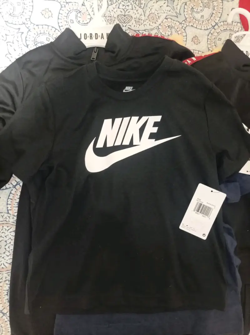Polera Nike negra para niño talla 7