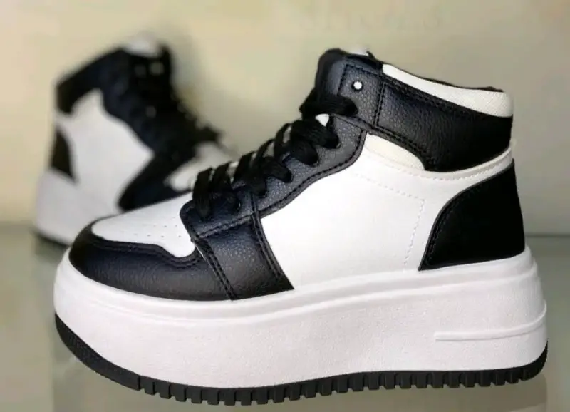 Zapatillas blancas y negras de plataform