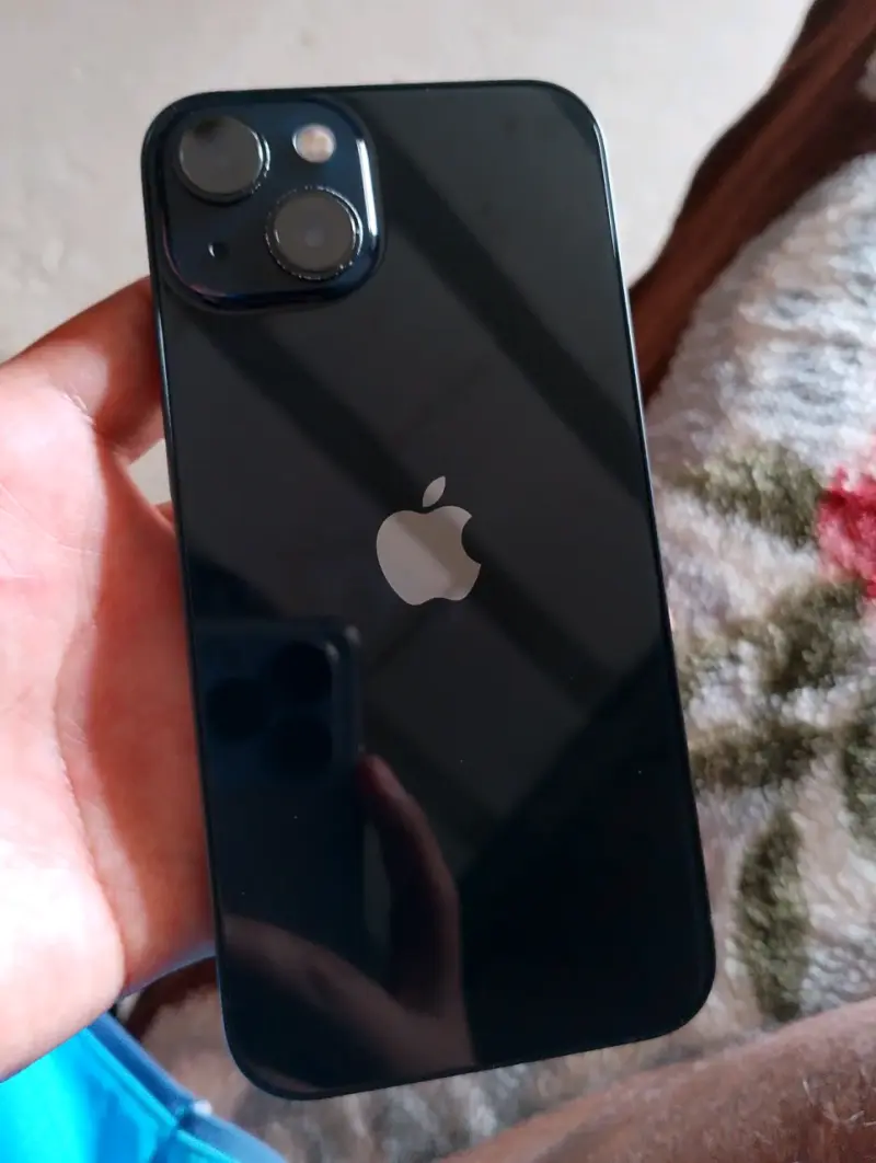 iPhone 13 en excelente estado color midnight - 1