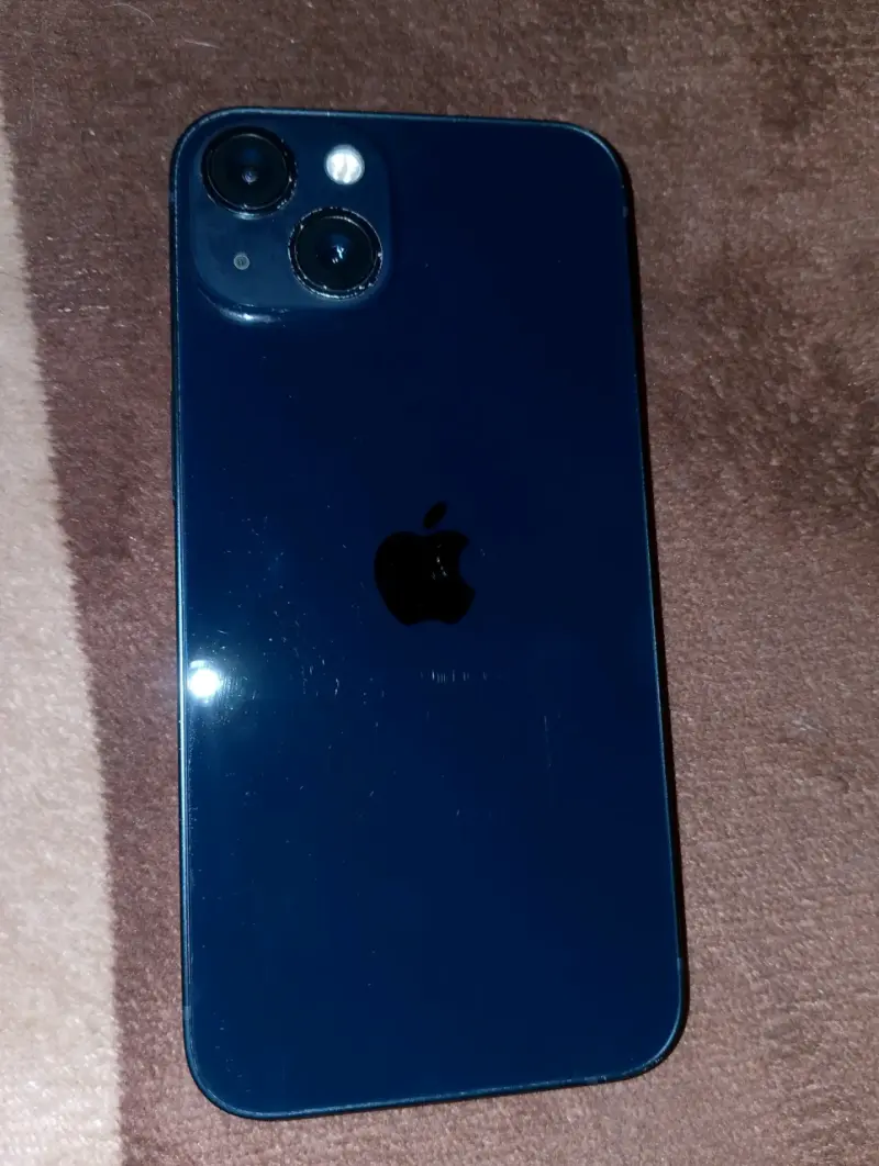 iPhone 13 en excelente estado color midnight - 2