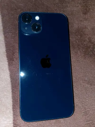 iPhone 13 en excelente estado color midnight - miniatura 2