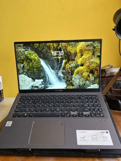 Laptop ASUS VivoBook 15 Core i3 en buen estado - miniatura 1