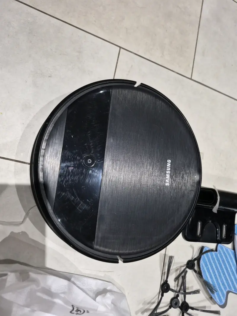 Robot aspirador Samsung con accesorios - 3