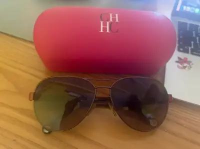 Gafas de sol aviador CH Carolina Herrera con estuche - miniatura 1
